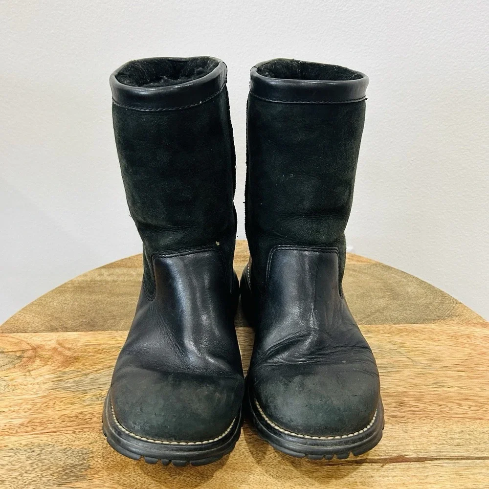 UGG Australia Men's Size 8 Black Leather Suede Shearling Lined Boots Rugged Sole